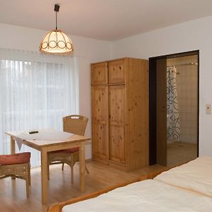 Zimmer mit Kingsize-Bett